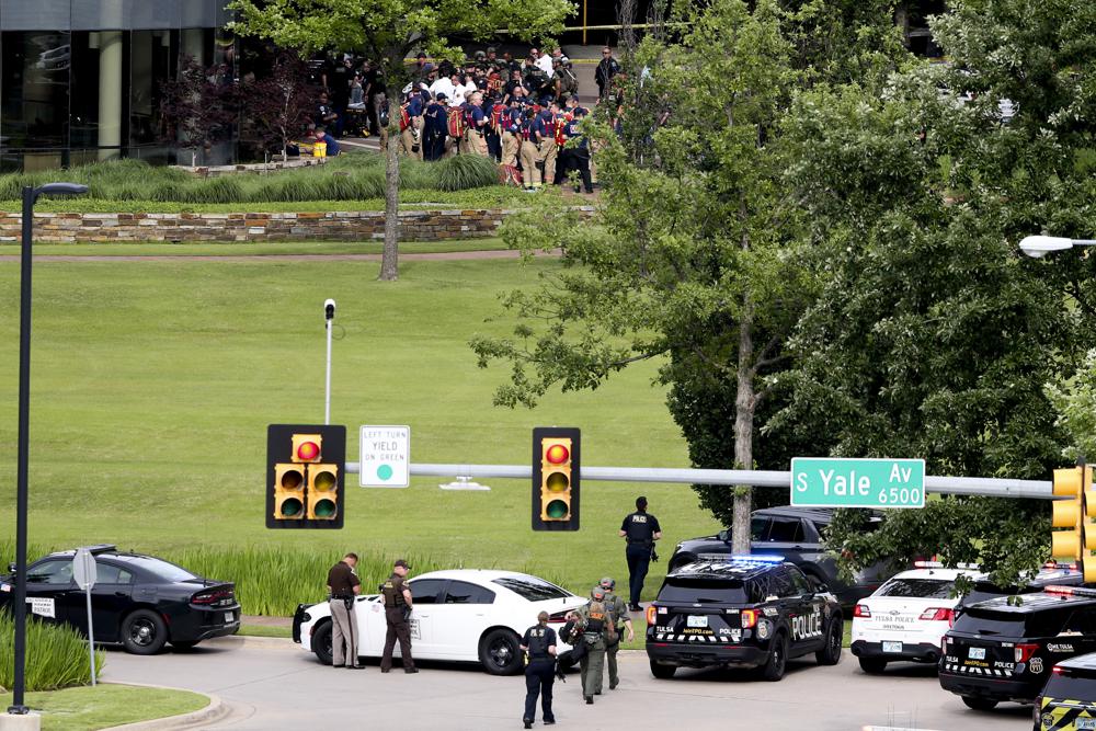 Xả súng trong khuôn viên bệnh viện Tulsa ở Mỹ khiến 4 người tử vong, nghi phạm đã chết - Ảnh 2.
