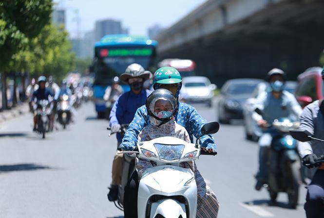 Miền Bắc lạnh đột ngột trong khi cả nước đang hứng chịu đợt nắng nóng kéo dài