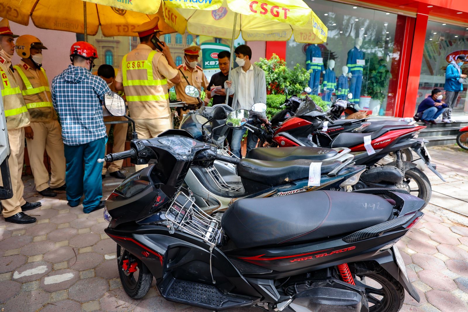 Nhiều lái xe bị phạt kịch khung trong ngày Hà Nội nóng đỉnh điểm vì... uống bia giải nhiệt - Ảnh 10.