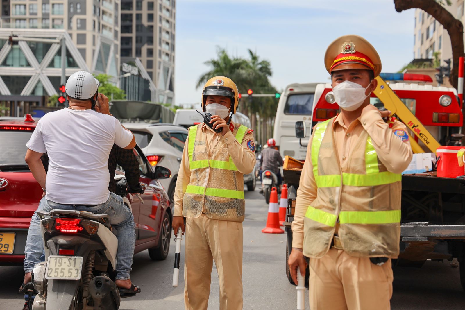 Nhiều lái xe bị phạt kịch khung trong ngày Hà Nội nóng đỉnh điểm vì... uống bia giải nhiệt - Ảnh 11.