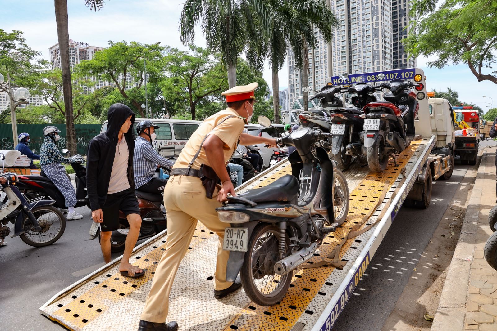 Nhiều lái xe bị phạt kịch khung trong ngày Hà Nội nóng đỉnh điểm vì... uống bia giải nhiệt - Ảnh 8.