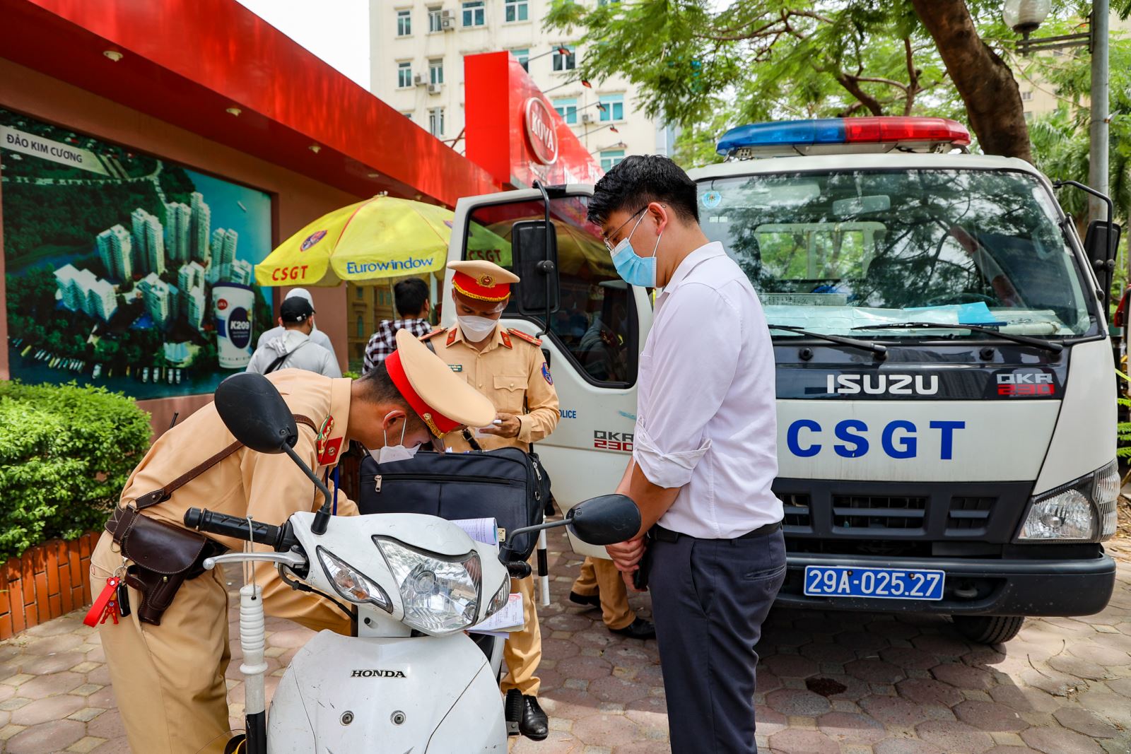 Nhiều lái xe bị phạt kịch khung trong ngày Hà Nội nóng đỉnh điểm vì... uống bia giải nhiệt - Ảnh 9.