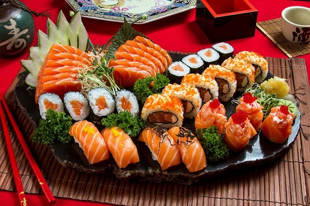 Ăn sushi và sashimi, coi chừng nhiễm vi khuẩn, ký sinh trùng gây bệnh - Ảnh 2.