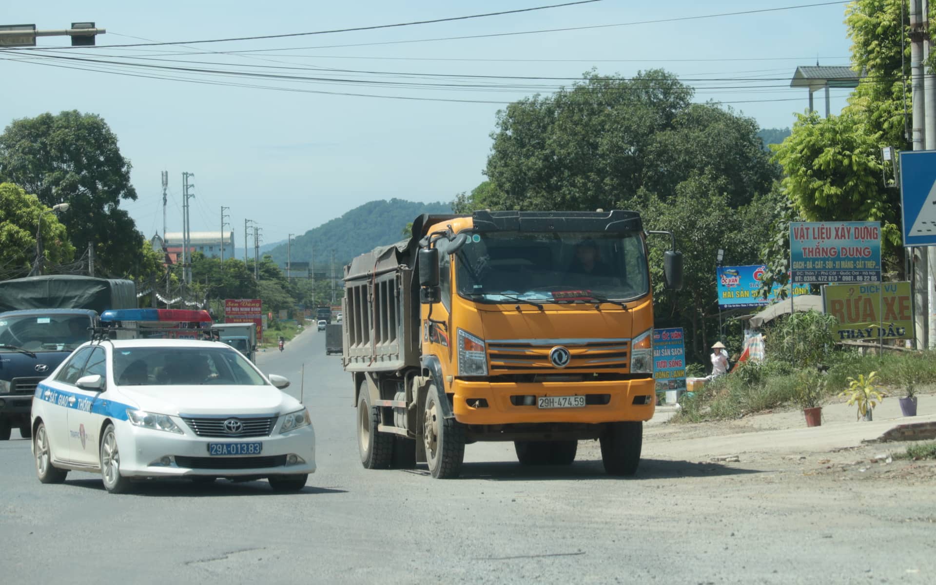 Tài xế xe quá tải chốt cửa bỏ đi, điện thoại tìm ‘cứu viện’