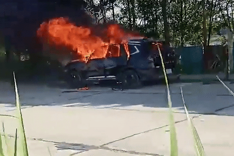 Người đàn ông chết cháy bên trong xe ô tô trên đê Trung Ương - Ảnh 1.