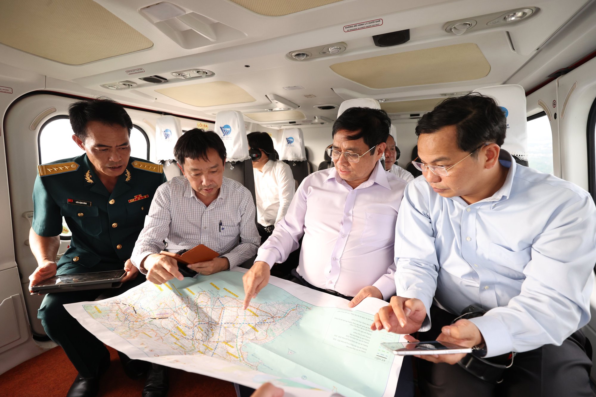 Chùm ảnh: Thủ tướng khảo sát hướng tuyến 2 cao tốc tại ĐBSCL bằng trực thăng - Ảnh 4.