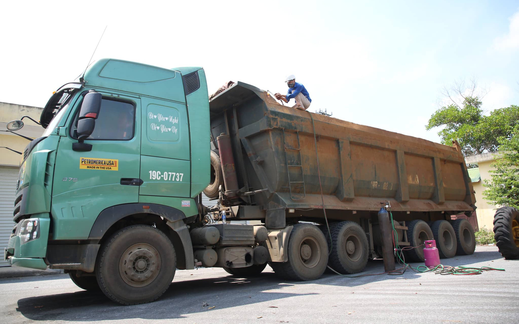 "Thi gan" với CSGT bất thành, nhiều tài xế mếu máo khi xe tải bị cắt bỏ thành, thùng cơi nới