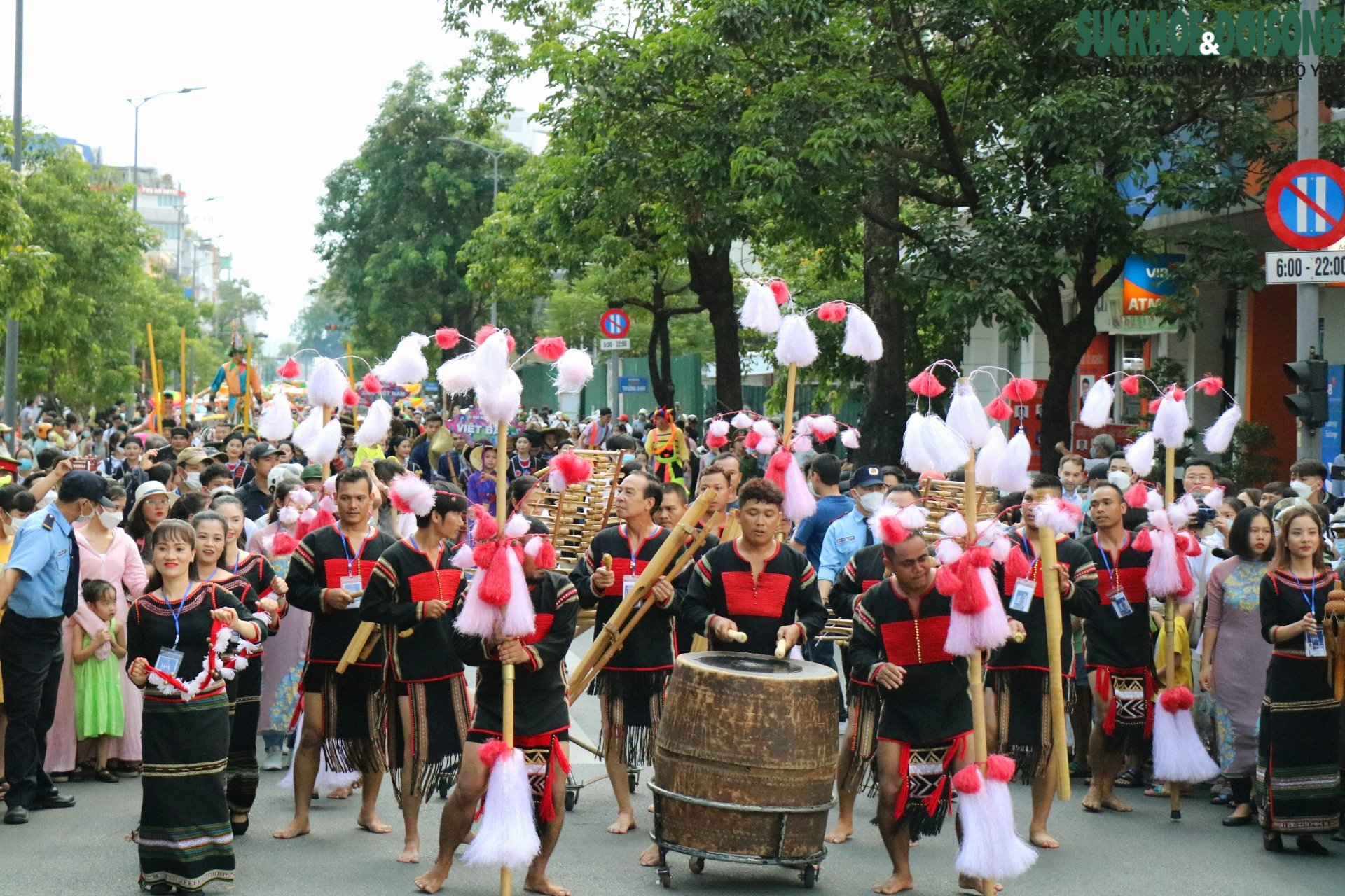 Mãn nhãn với những tiết mục sôi động tại lễ hội đường phố “Sắc màu Văn hóa” - Ảnh 17.