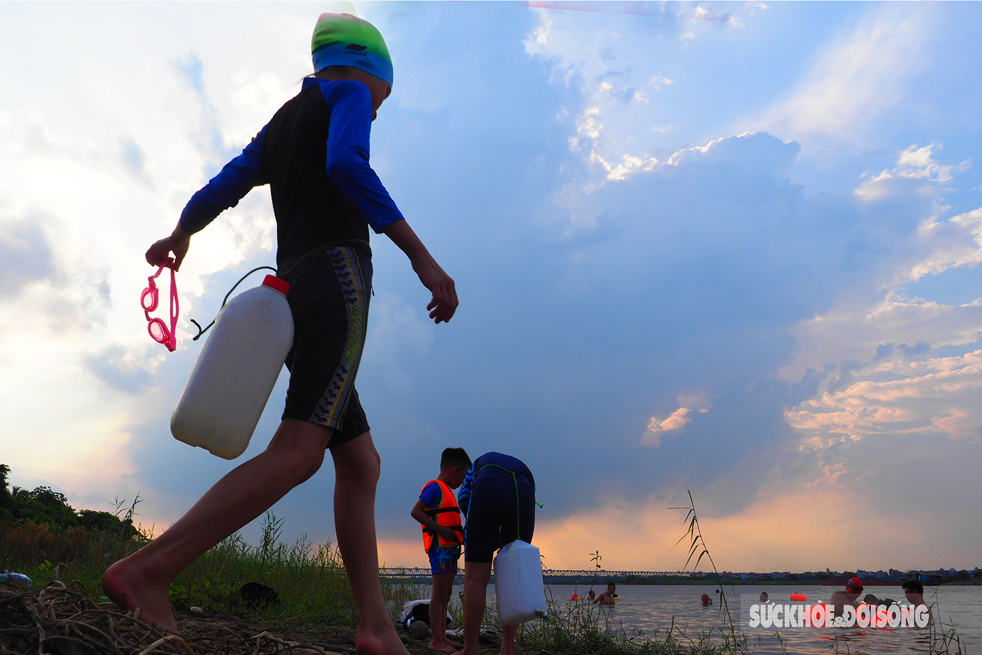 Người Hà Nội đeo lủng lẳng can nhựa đi bơi ở &quot;bãi biển&quot; sông Hồng  - Ảnh 3.