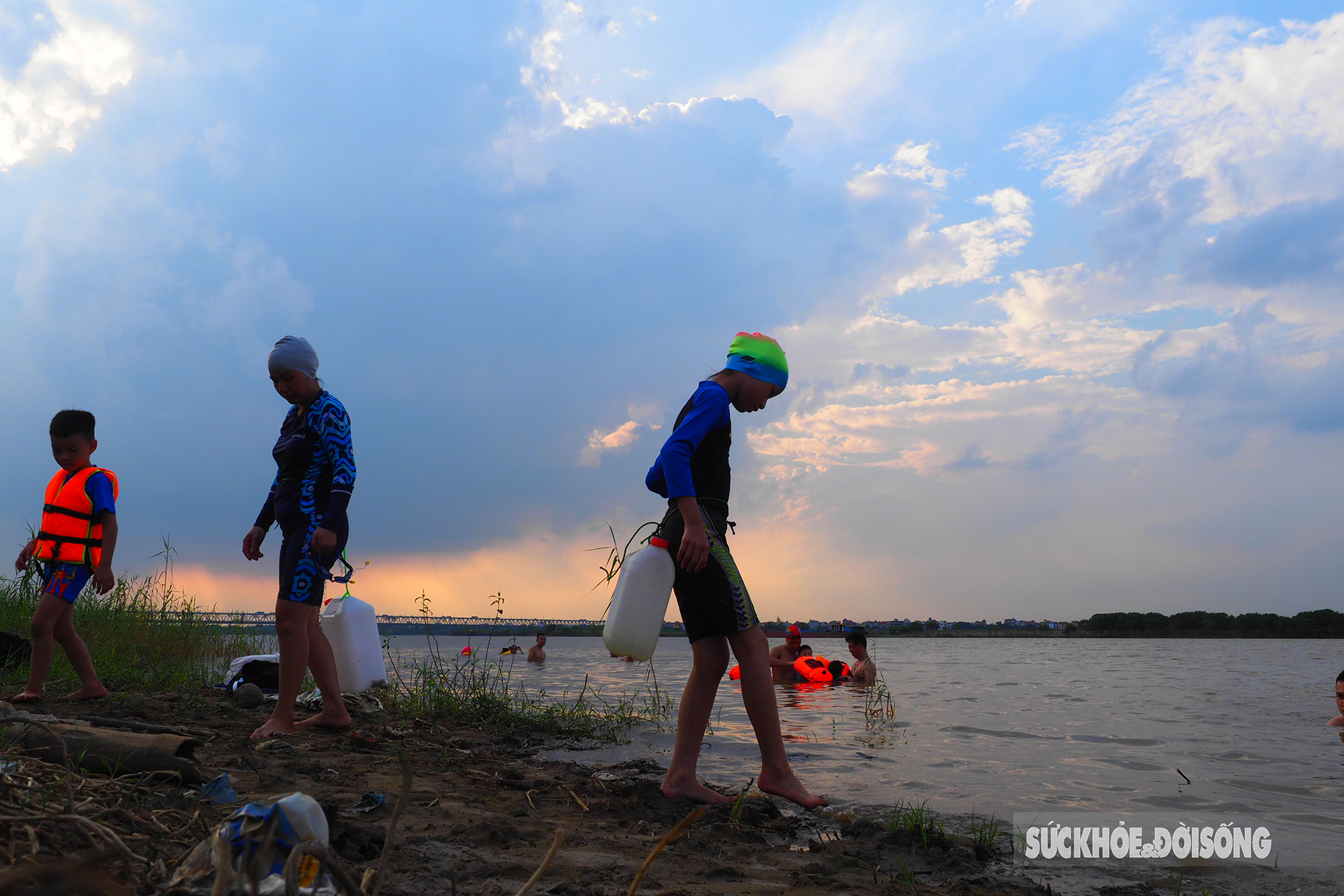 Người Hà Nội đeo lủng lẳng can nhựa đi bơi ở &quot;bãi biển&quot; sông Hồng  - Ảnh 6.