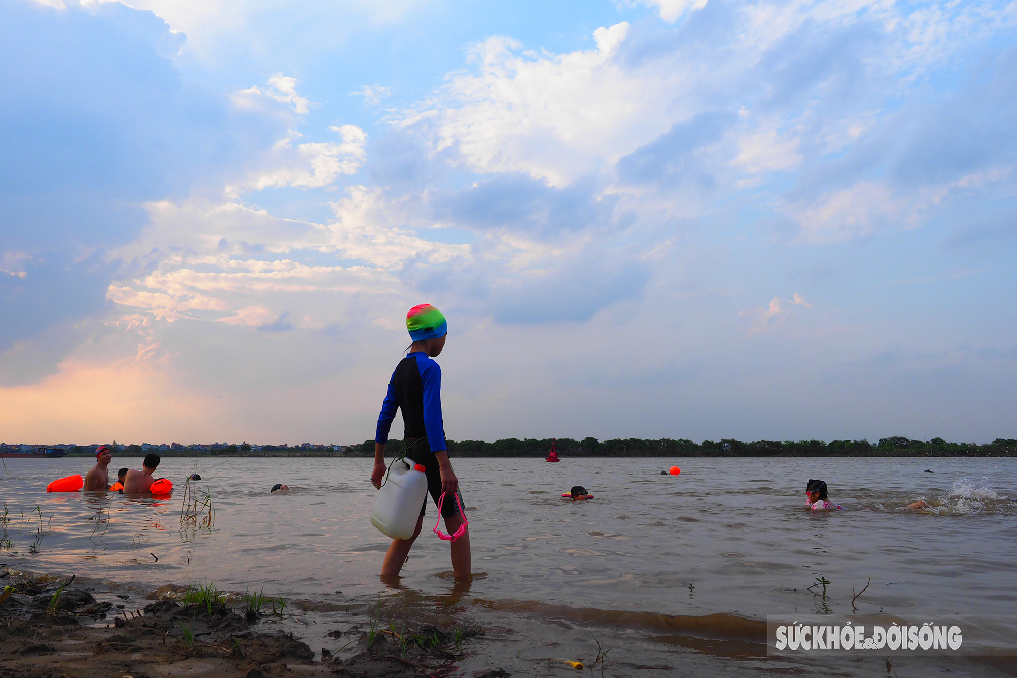 Người Hà Nội đeo lủng lẳng can nhựa đi bơi ở &quot;bãi biển&quot; sông Hồng  - Ảnh 2.