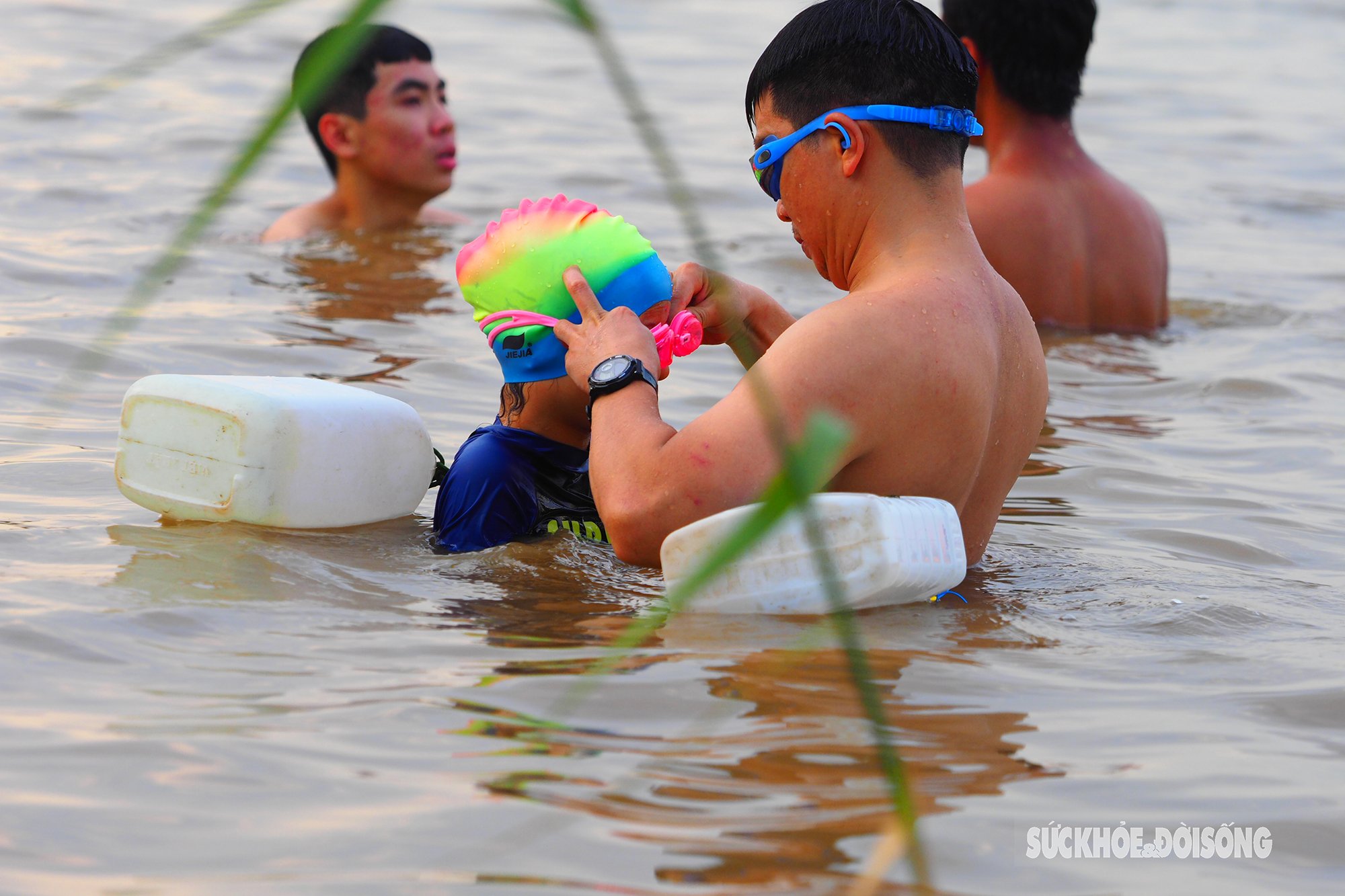 Người Hà Nội đeo lủng lẳng can nhựa đi bơi ở &quot;bãi biển&quot; sông Hồng  - Ảnh 7.