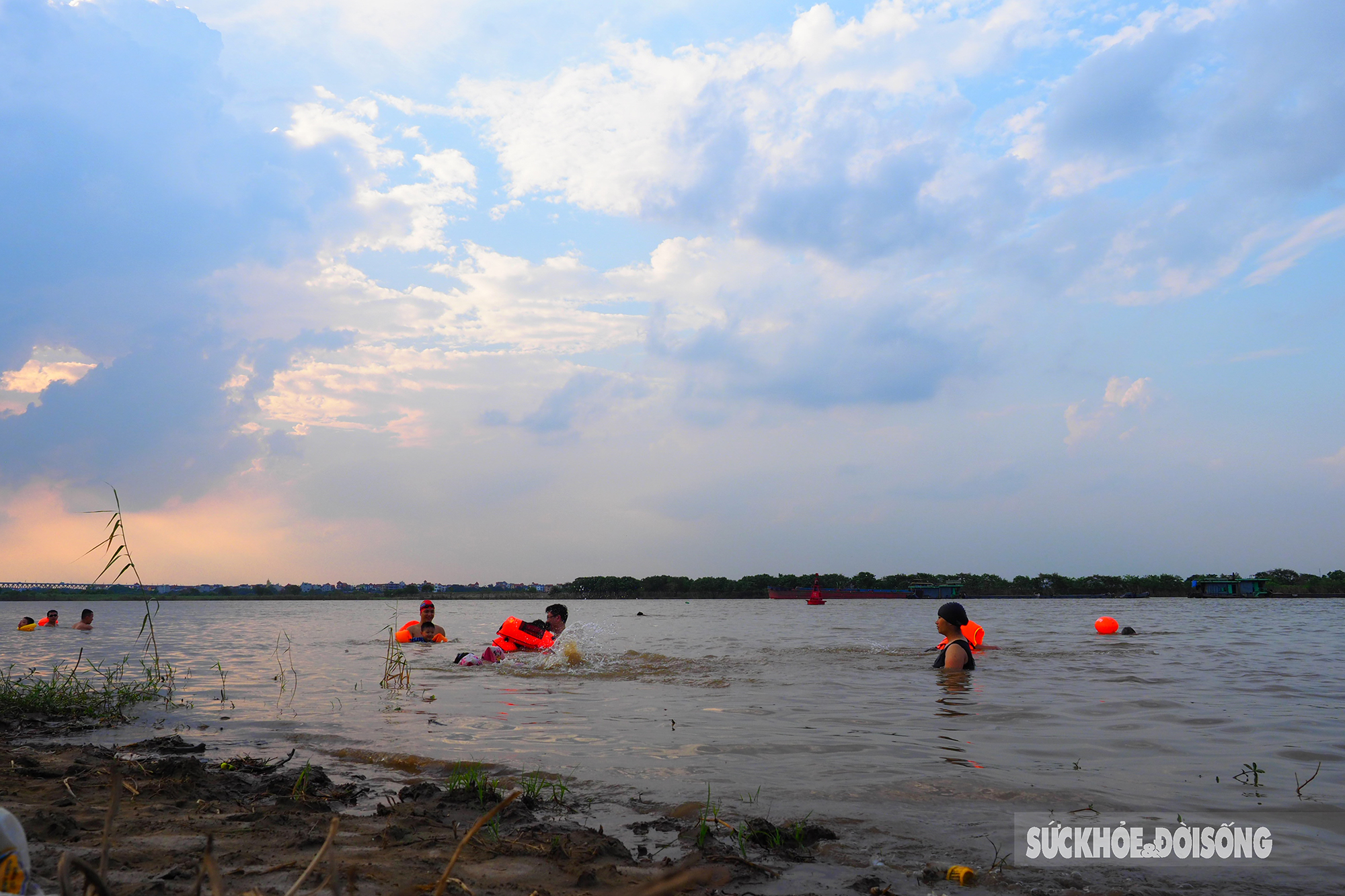Người Hà Nội đeo lủng lẳng can nhựa đi bơi ở &quot;bãi biển&quot; sông Hồng  - Ảnh 8.