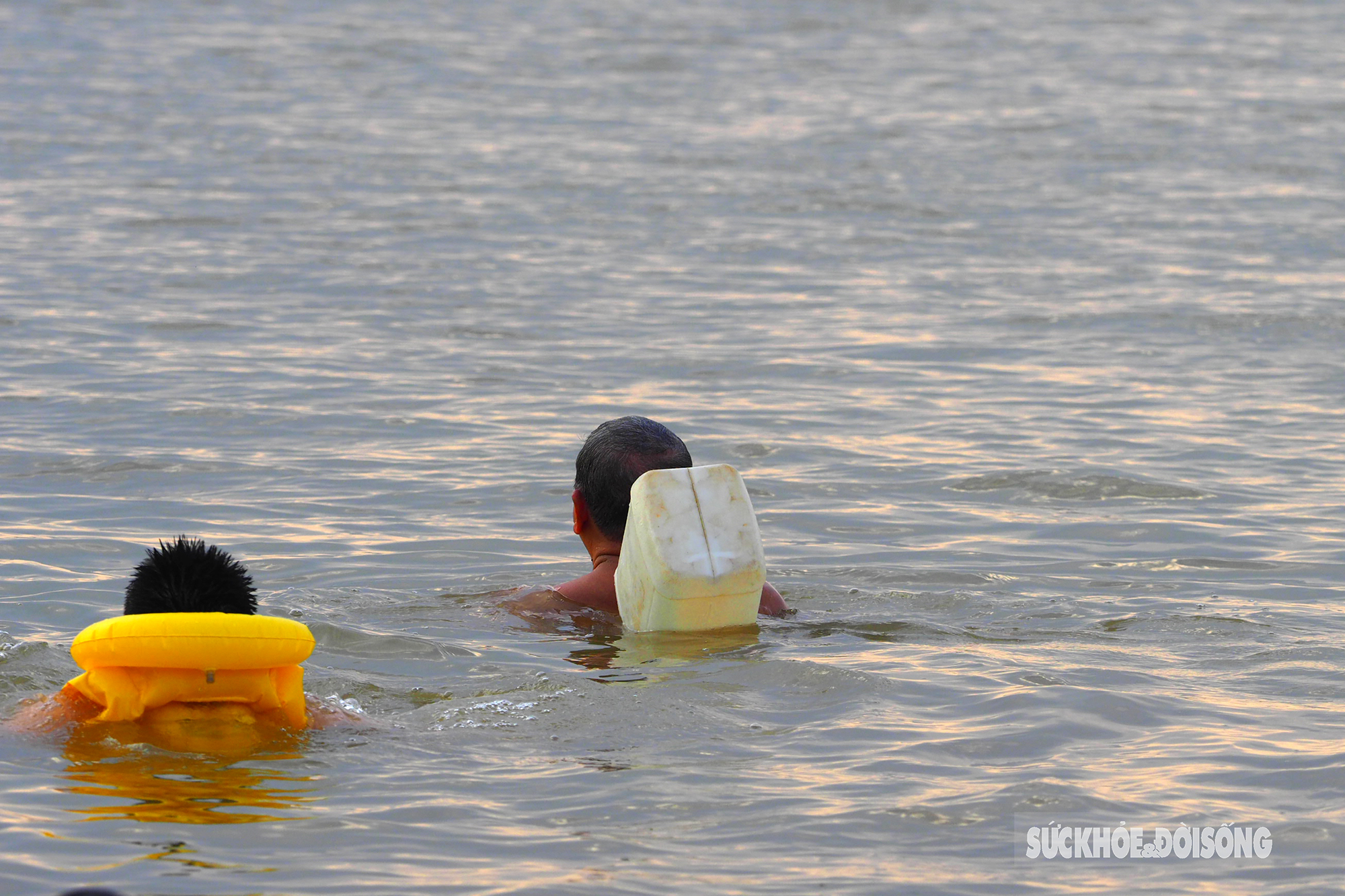 Người Hà Nội đeo lủng lẳng can nhựa đi bơi ở &quot;bãi biển&quot; sông Hồng  - Ảnh 9.