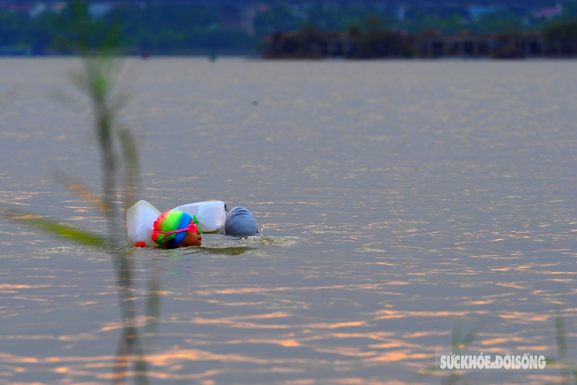 Người Hà Nội đeo lủng lẳng can nhựa đi bơi ở &quot;bãi biển&quot; sông Hồng  - Ảnh 12.