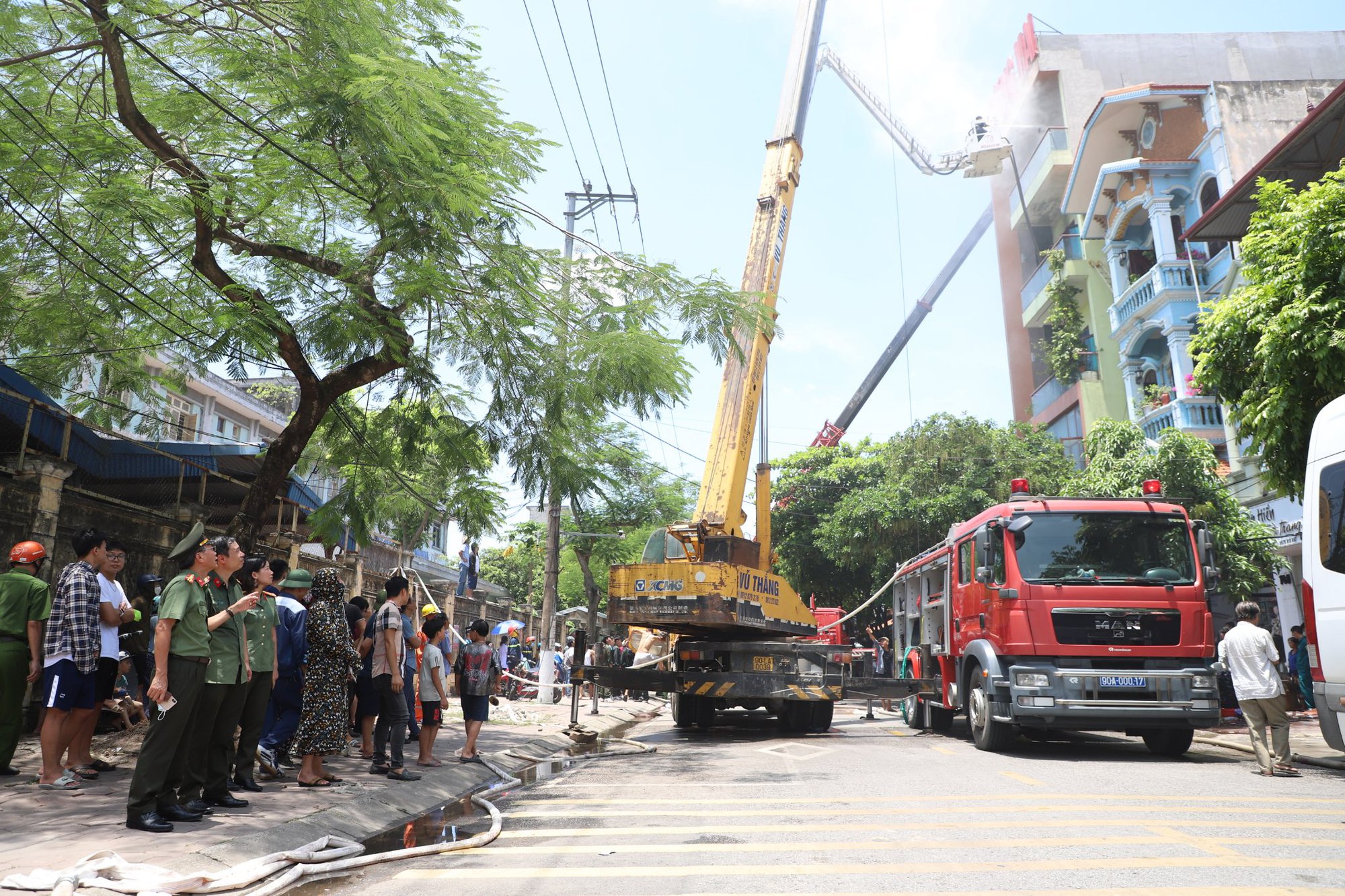 Giải cứu 5 người mắc kẹt trong căn nhà cao tầng bốc cháy, 1 nạn nhân tử vong - Ảnh 3.