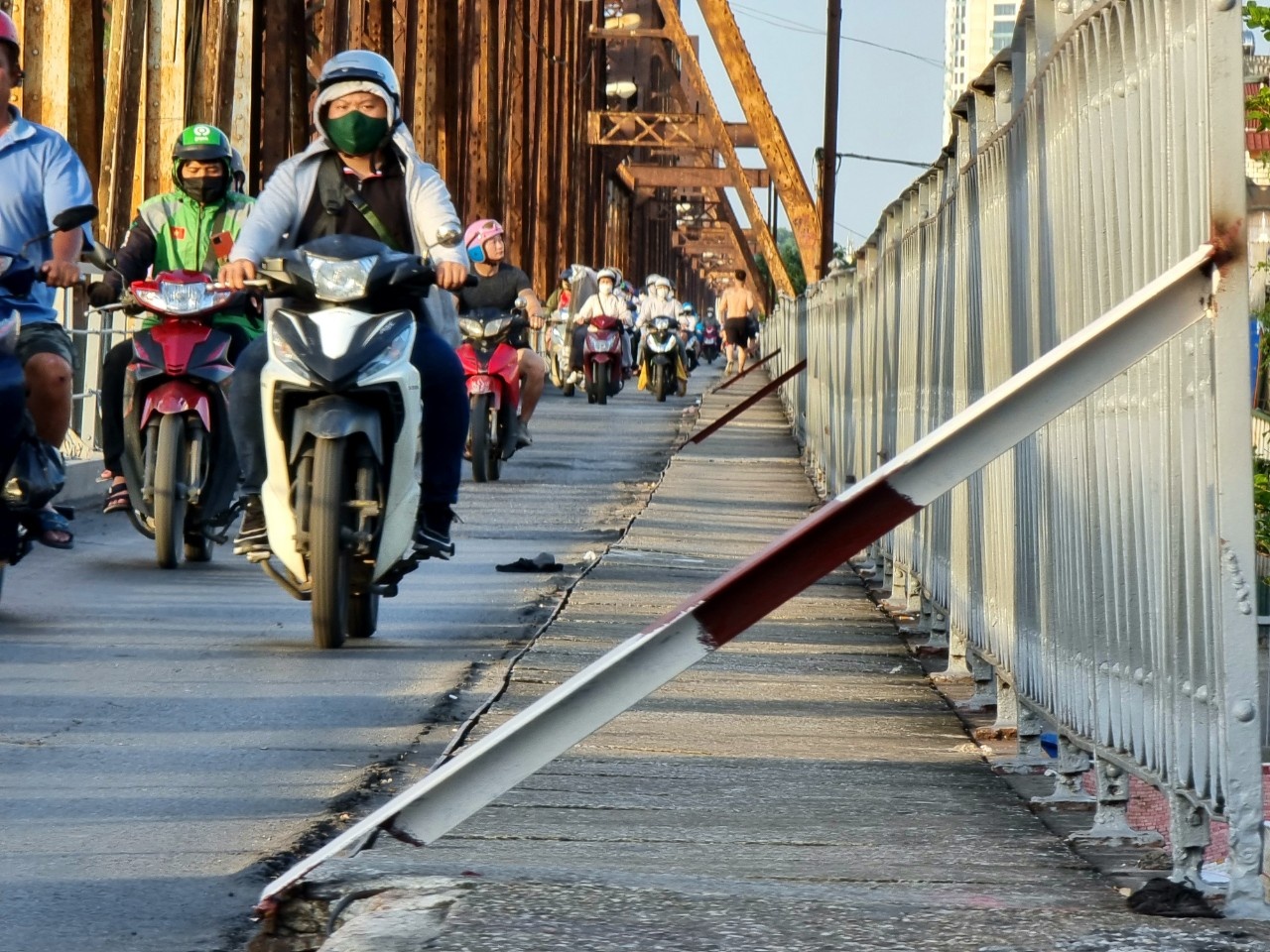 Cầu Long Biên được lắp dải phân cách ngăn xe ba gác - Ảnh 2.