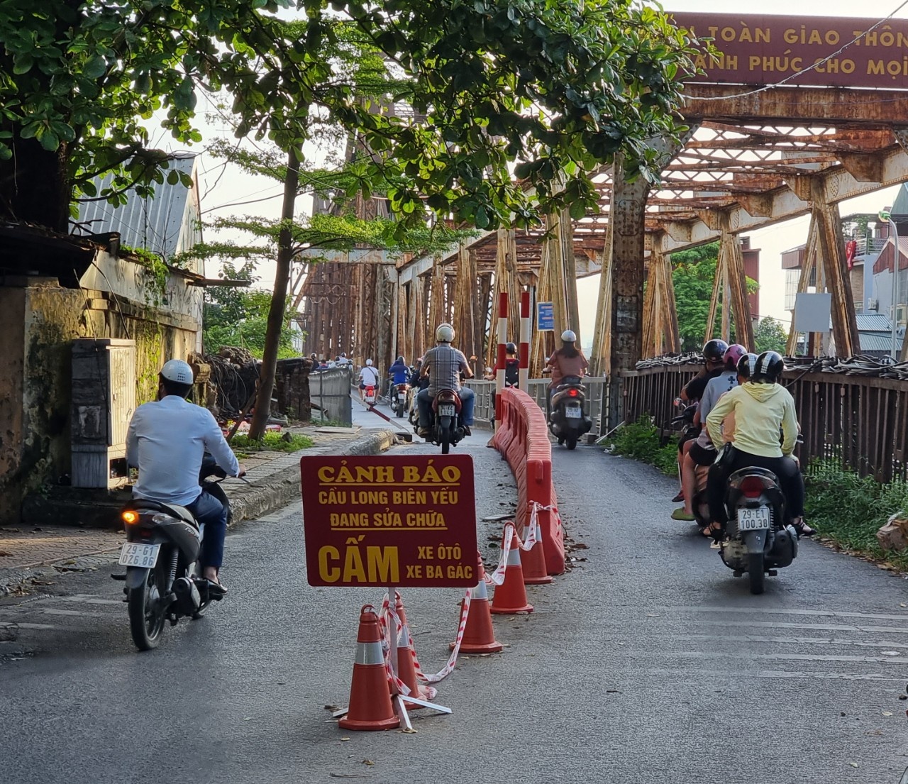 Cầu Long Biên được lắp dải phân cách ngăn xe ba gác - Ảnh 1.