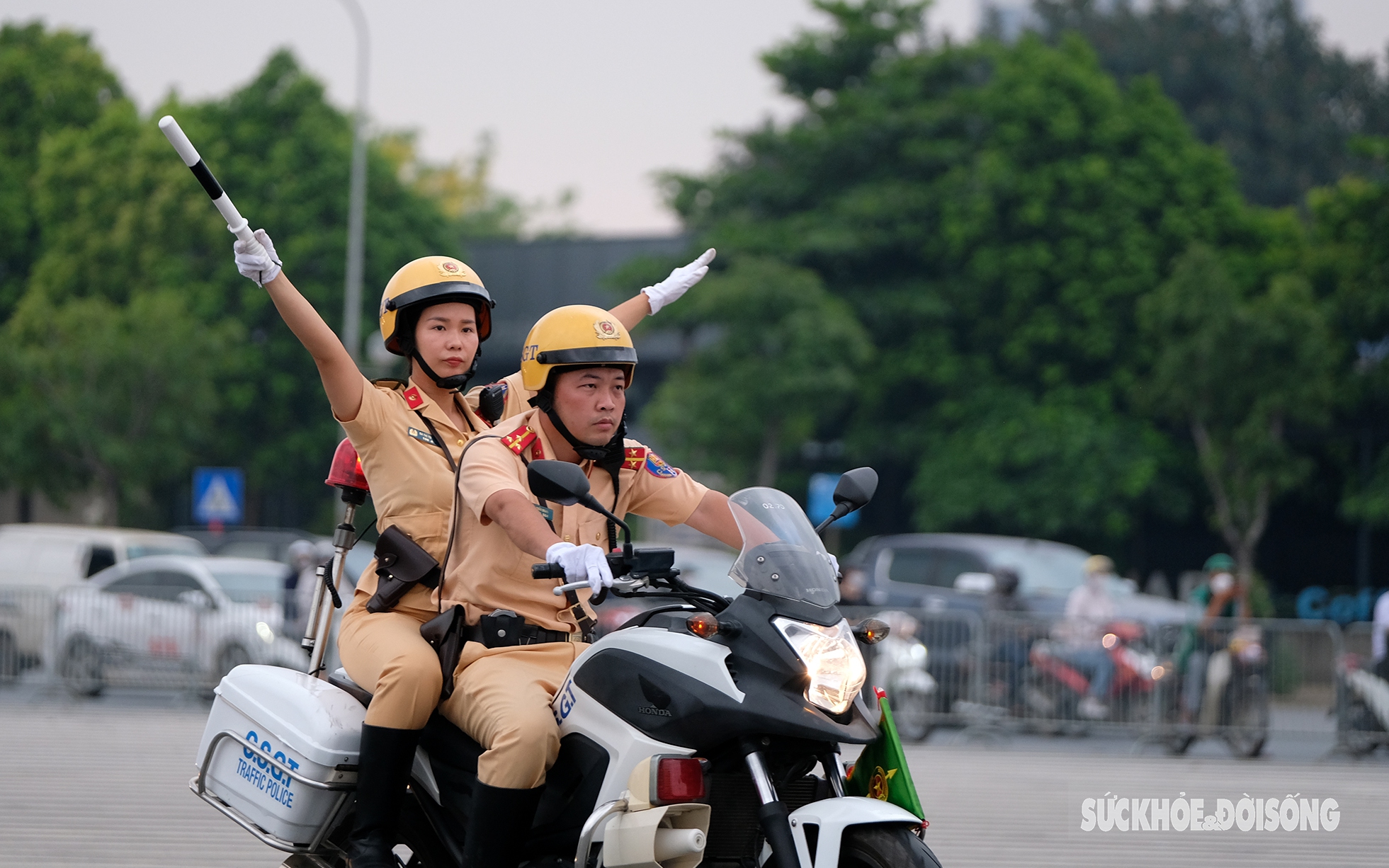 Những 'bông hồng vàng' trên từng cây số của lực lượng cảnh sát giao thông