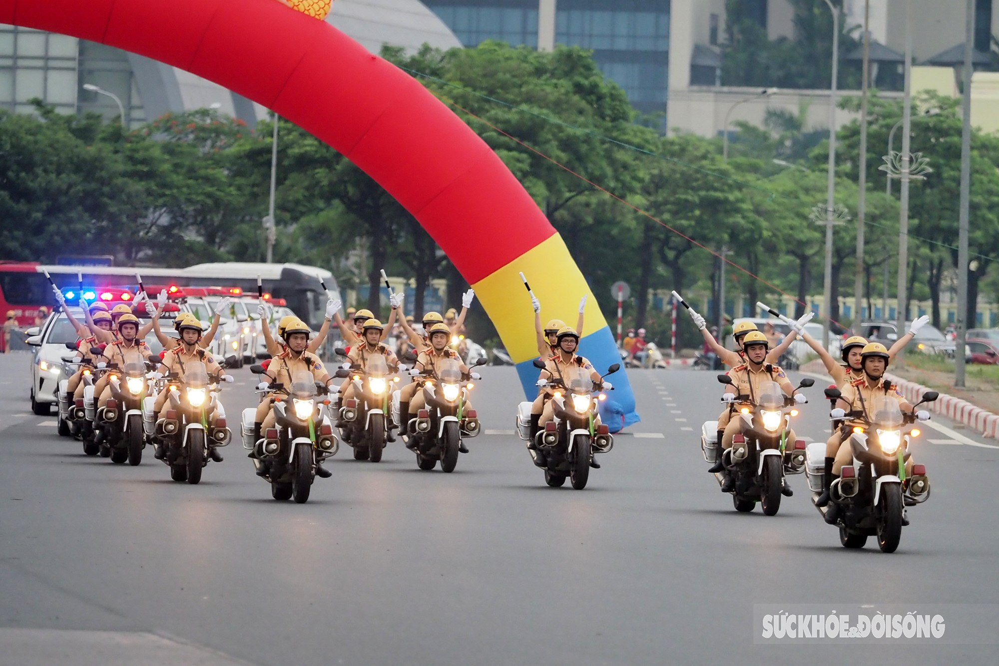 Những bóng hồng vàng của lực lượng Cảnh sát giao thông - Ảnh 1.