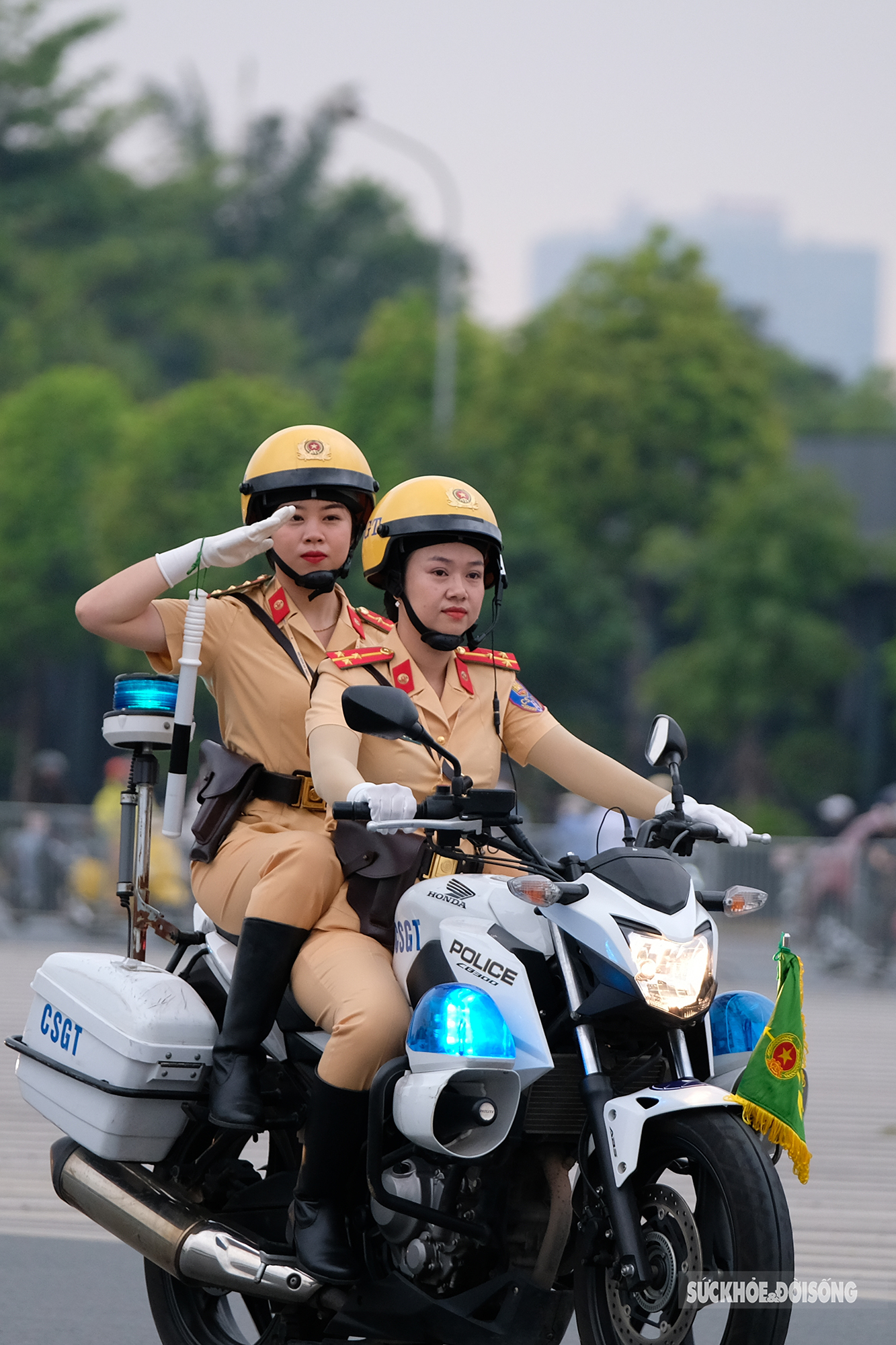 Những bóng hồng vàng của lực lượng Cảnh sát giao thông - Ảnh 4.
