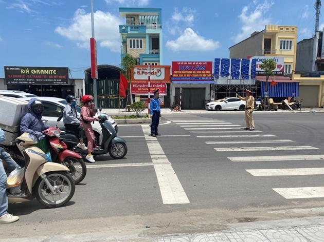 Phân luồng giao thông, đảm bảo an toàn đợt cao điểm kỳ thi THPT và tuyển sinh đại học - Ảnh 1.