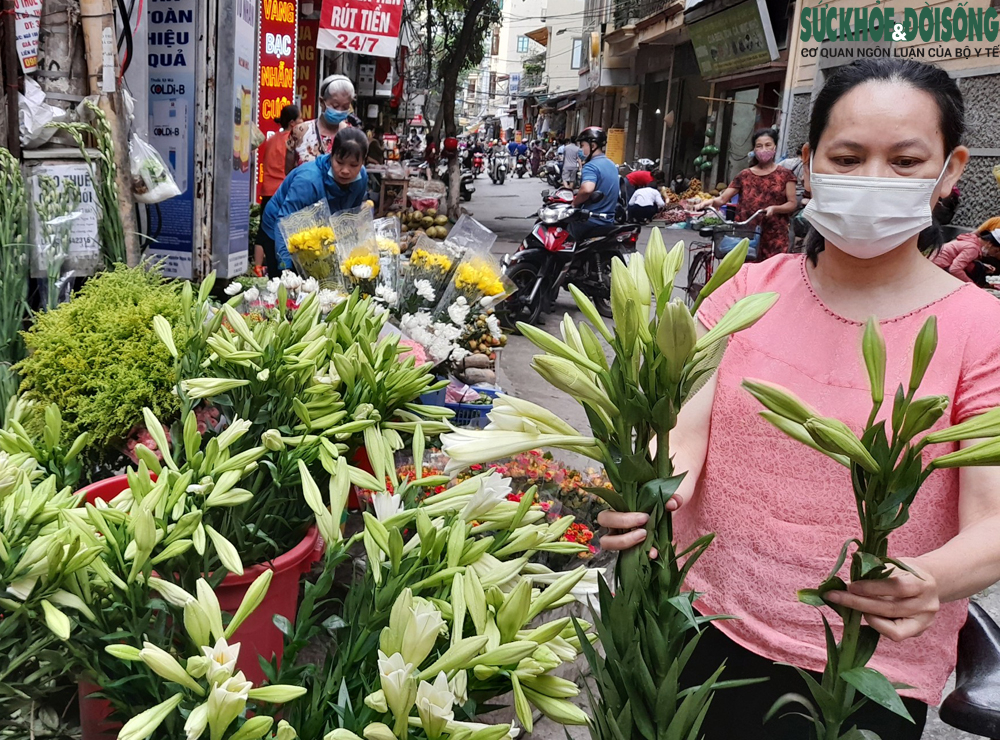 Người Hà Nội xếp hàng mua rượu nếp, hoa tươi, trái cây về 'diệt sâu bọ'  - Ảnh 7.