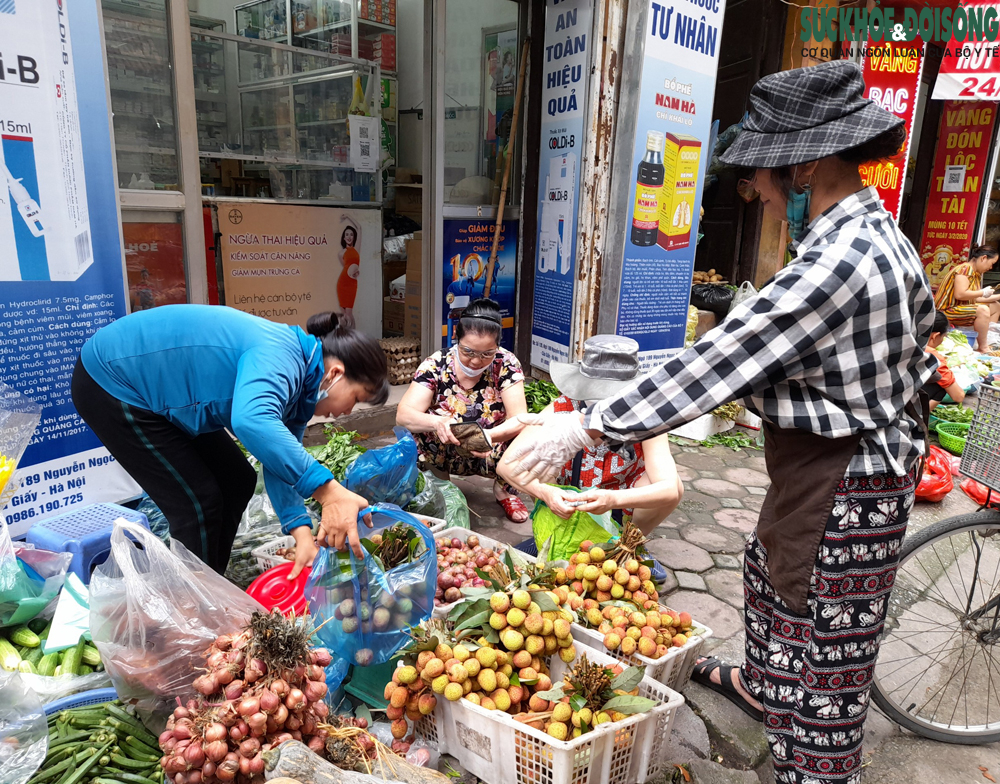 Người Hà Nội xếp hàng mua rượu nếp, hoa tươi, trái cây về 'diệt sâu bọ'  - Ảnh 8.