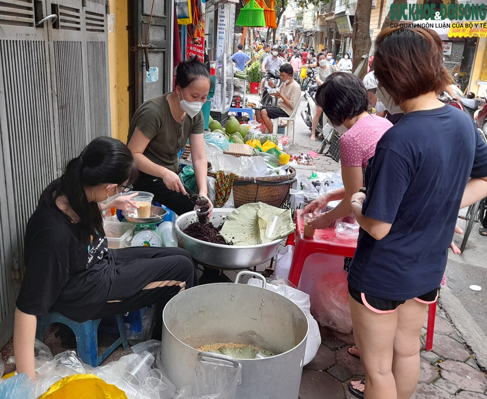 Người Hà Nội xếp hàng mua rượu nếp, hoa tươi, trái cây về 'diệt sâu bọ'  - Ảnh 3.