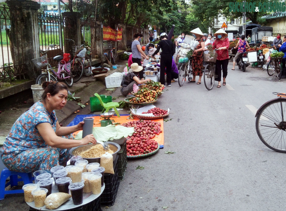 Người Hà Nội xếp hàng mua rượu nếp, hoa tươi, trái cây về 'diệt sâu bọ'  - Ảnh 9.