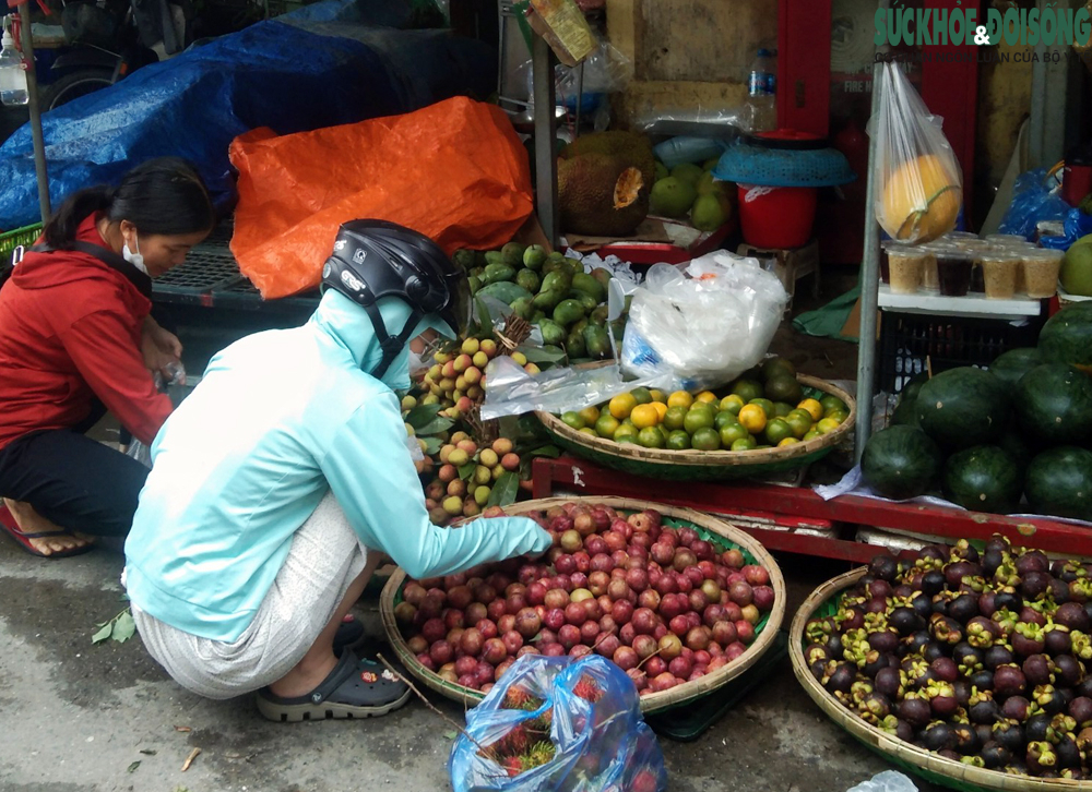 Người Hà Nội xếp hàng mua rượu nếp, hoa tươi, trái cây về 'diệt sâu bọ'  - Ảnh 15.