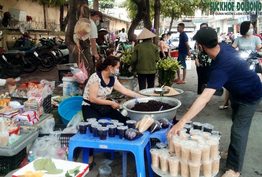 Người Hà Nội xếp hàng mua rượu nếp, hoa tươi, trái cây về 'diệt sâu bọ'  - Ảnh 14.