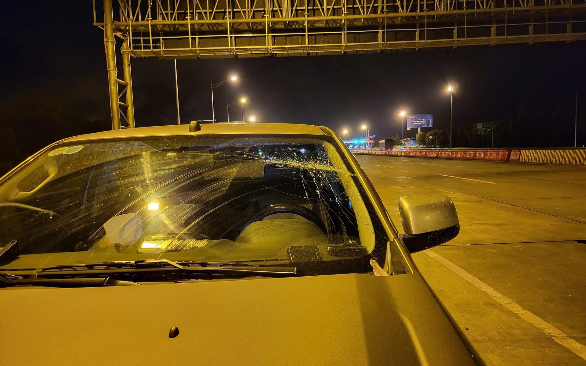 Vụ barie trạm thu phí không dừng đập vỡ kính ô tô: Đơn vị khai thác cao tốc Hà Nội - Hải Phòng nói gì?