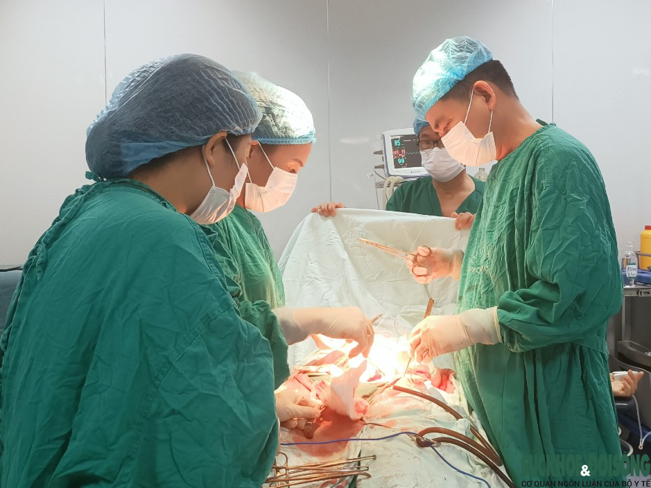 TTYT huyện miền núi phẫu thuật thành công khối u xơ tử cung “khủng” như thai 5 tháng - Ảnh 1.