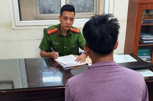 Công an triệu tập nam thanh niên lao vào nhà trọ sàm sỡ cô gái ở Hà Nội - Ảnh 2. Công an triệu tập nam thanh niên lao vào nhà trọ sàm sỡ cô gái ở Hà Nội - Ảnh 2.