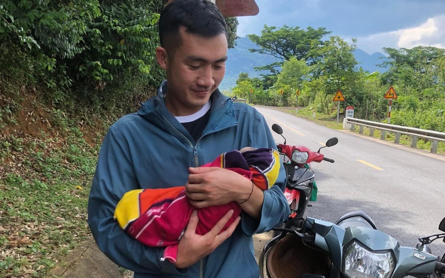 Trung úy công an kịp thời hỗ trợ đỡ đẻ cho 1 sản phụ bên đường