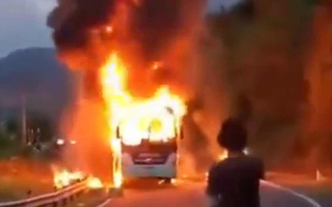 Xe khách chở 48 người bốc cháy trên đèo Khánh Lê