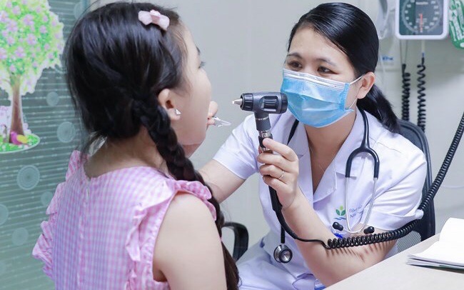 Cha mẹ cần chú ý điều gì để hồi phục sức khoẻ cho trẻ  bị hậu COVID-19 trong mùa hè này?
