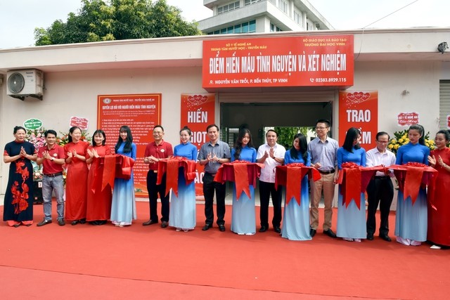 Trung tâm HH-TM Nghệ An: Khai trương điểm lấy máu cố định tại Trường Đại học Vinh - Ảnh 4.