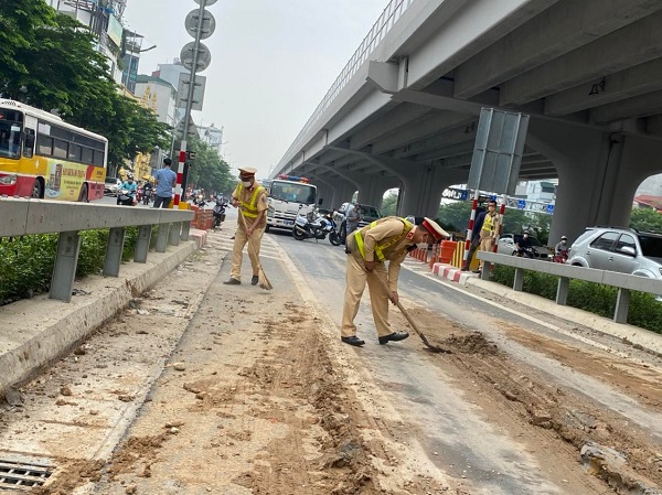 Cảnh sát giao thông truy tìm xe tải làm vương vãi bùn đất ngập đường Phạm Văn Đồng - Ảnh 2.