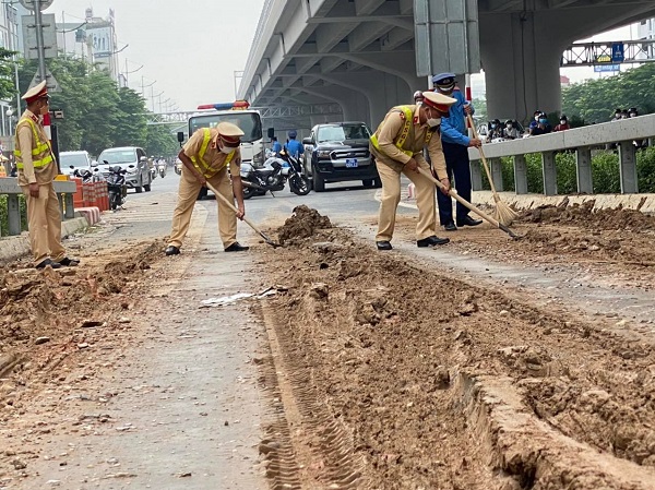 Cảnh sát giao thông truy tìm xe tải làm vương vãi bùn đất ngập đường Phạm Văn Đồng - Ảnh 3.