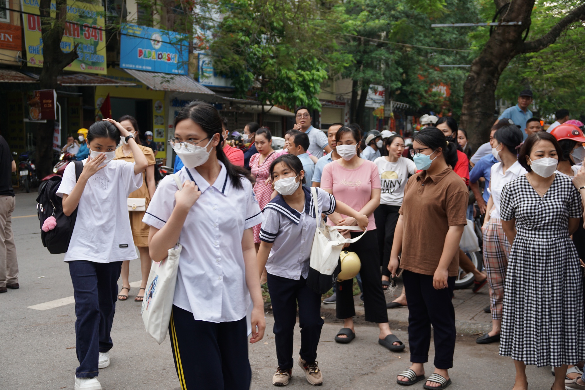 Đề thi môn Ngữ văn vào lớp 10 ở Hải Phòng: Nơi phấn khởi, chốn khóc ròng - Ảnh 2. Đề thi môn Ngữ văn vào lớp 10 ở Hải Phòng: Nơi phấn khởi, chốn khóc ròng - Ảnh 2.