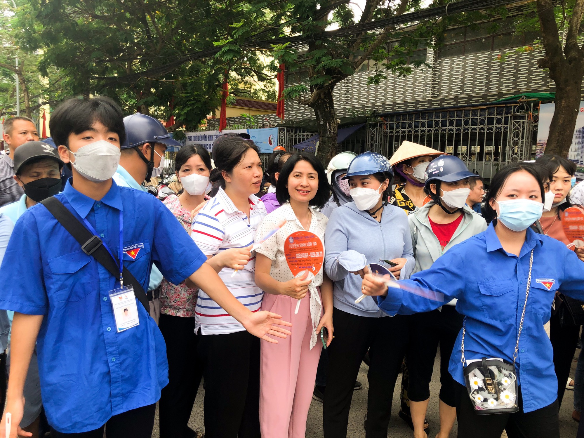Đề thi môn Ngữ văn vào lớp 10 ở Hải Phòng: Nơi phấn khởi, chốn khóc ròng - Ảnh 5. Đề thi môn Ngữ văn vào lớp 10 ở Hải Phòng: Nơi phấn khởi, chốn khóc ròng - Ảnh 5.