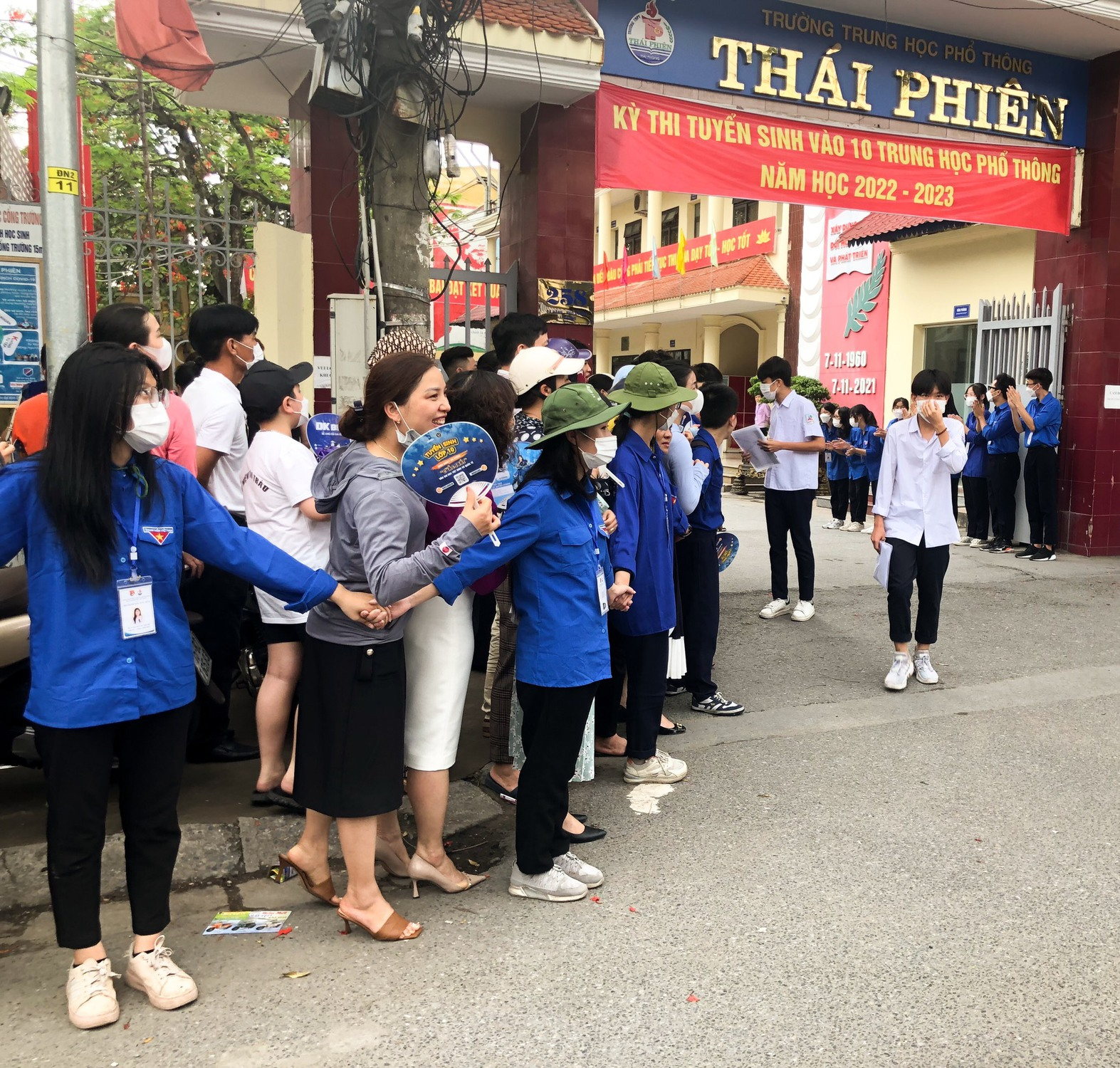 Đề thi môn Ngữ văn vào lớp 10 ở Hải Phòng: Nơi phấn khởi, chốn khóc ròng - Ảnh 6. Đề thi môn Ngữ văn vào lớp 10 ở Hải Phòng: Nơi phấn khởi, chốn khóc ròng - Ảnh 6.