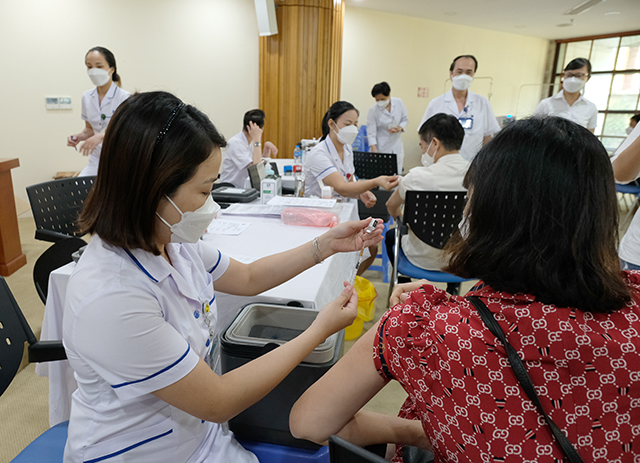 Sáng 12/7: Nhiều người 'lười' tiêm vaccine COVID-19 mũi 3 và 4, trong khi biến thể phụ BA.4, BA.5 đã xâm nhập cộng đồng - Ảnh 1.