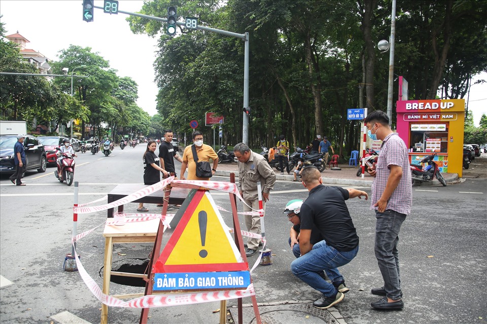 Xuyên đêm lấp ‘hố tử thần’ giữa ngã tư đường phố Hà Nội  - Ảnh 8.