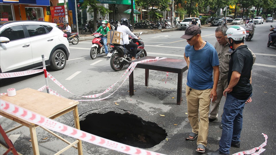 Xuyên đêm lấp ‘hố tử thần’ giữa ngã tư đường phố Hà Nội  - Ảnh 9.