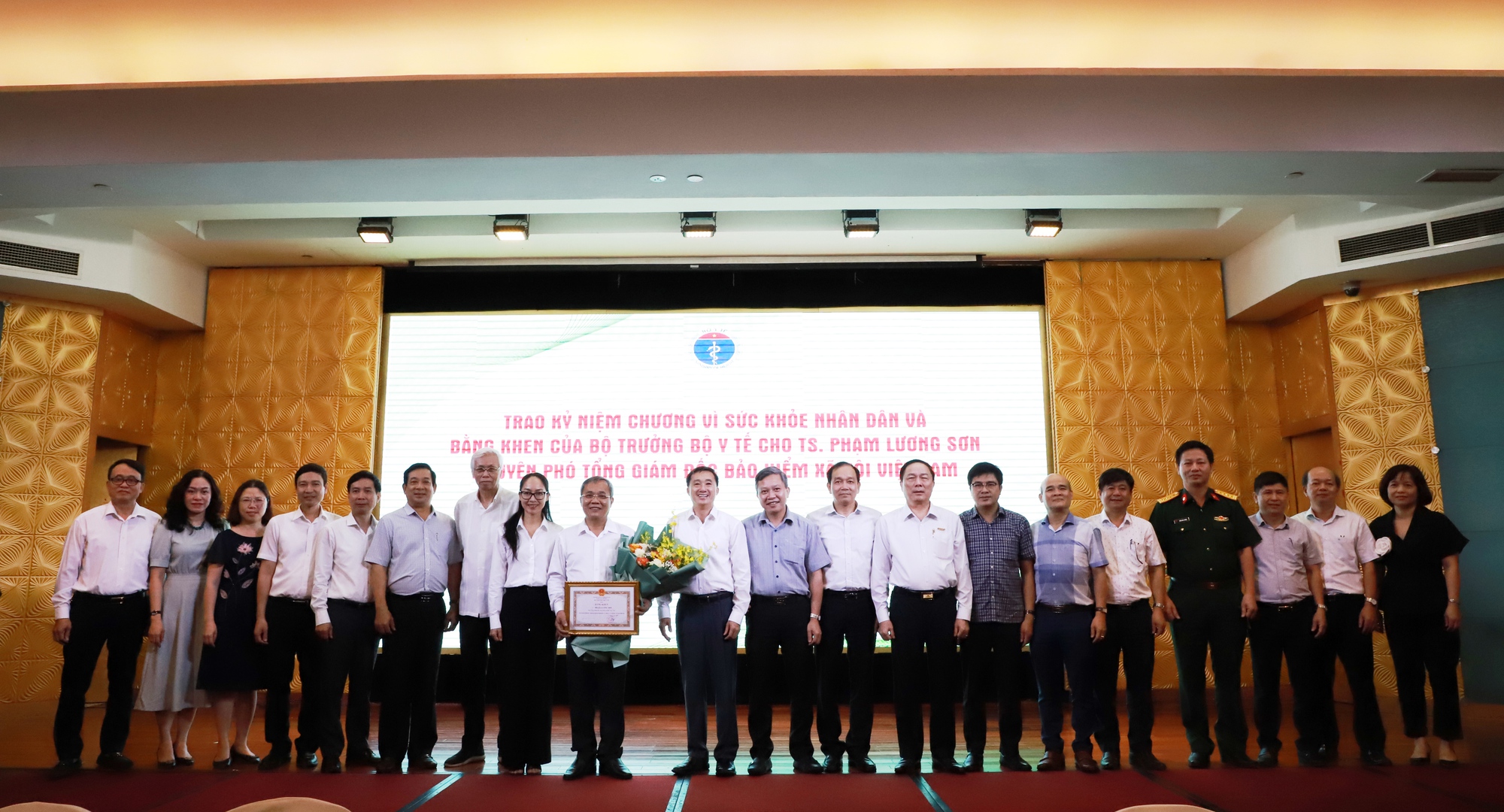 Bộ Y tế trao Kỷ niệm chương &quot;Vì sức khỏe nhân dân&quot; cho TS Phạm Lương Sơn, nguyên Phó Tổng giám đốc BHXH Việt Nam  - Ảnh 2.