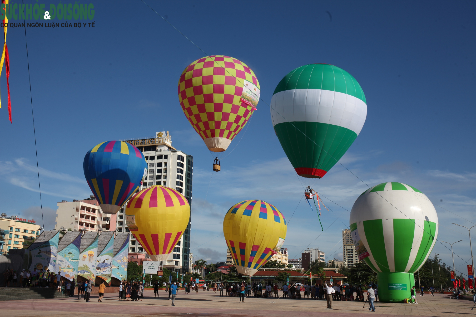 Trình diễn bay khinh khí cầu lần đầu tiên tại phố biển Cửa Lò  - Ảnh 2.