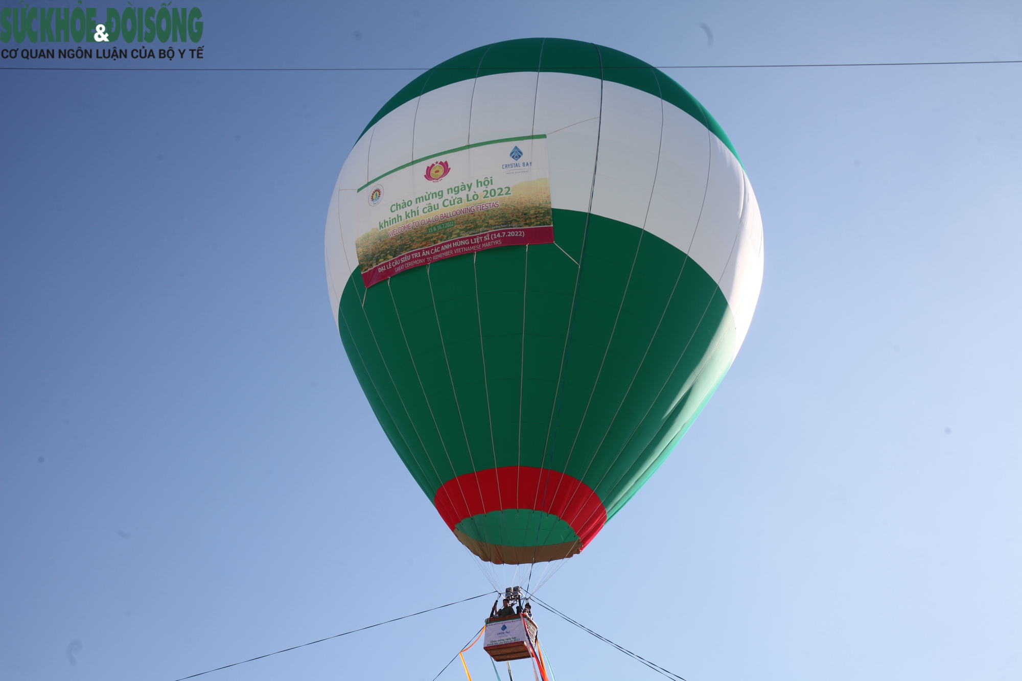 Trình diễn bay khinh khí cầu lần đầu tiên tại phố biển Cửa Lò  - Ảnh 6.